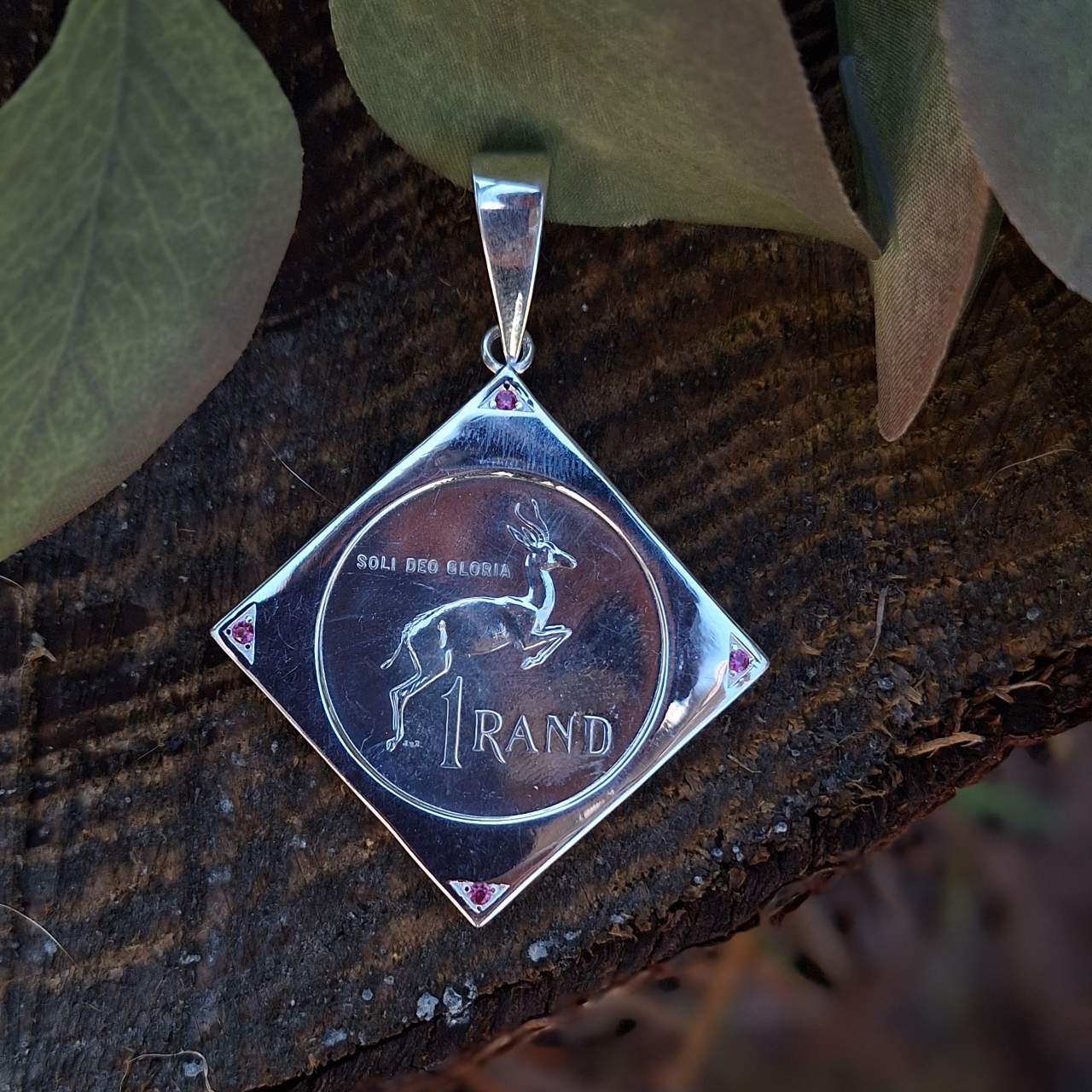 R1 coin pendant (square)