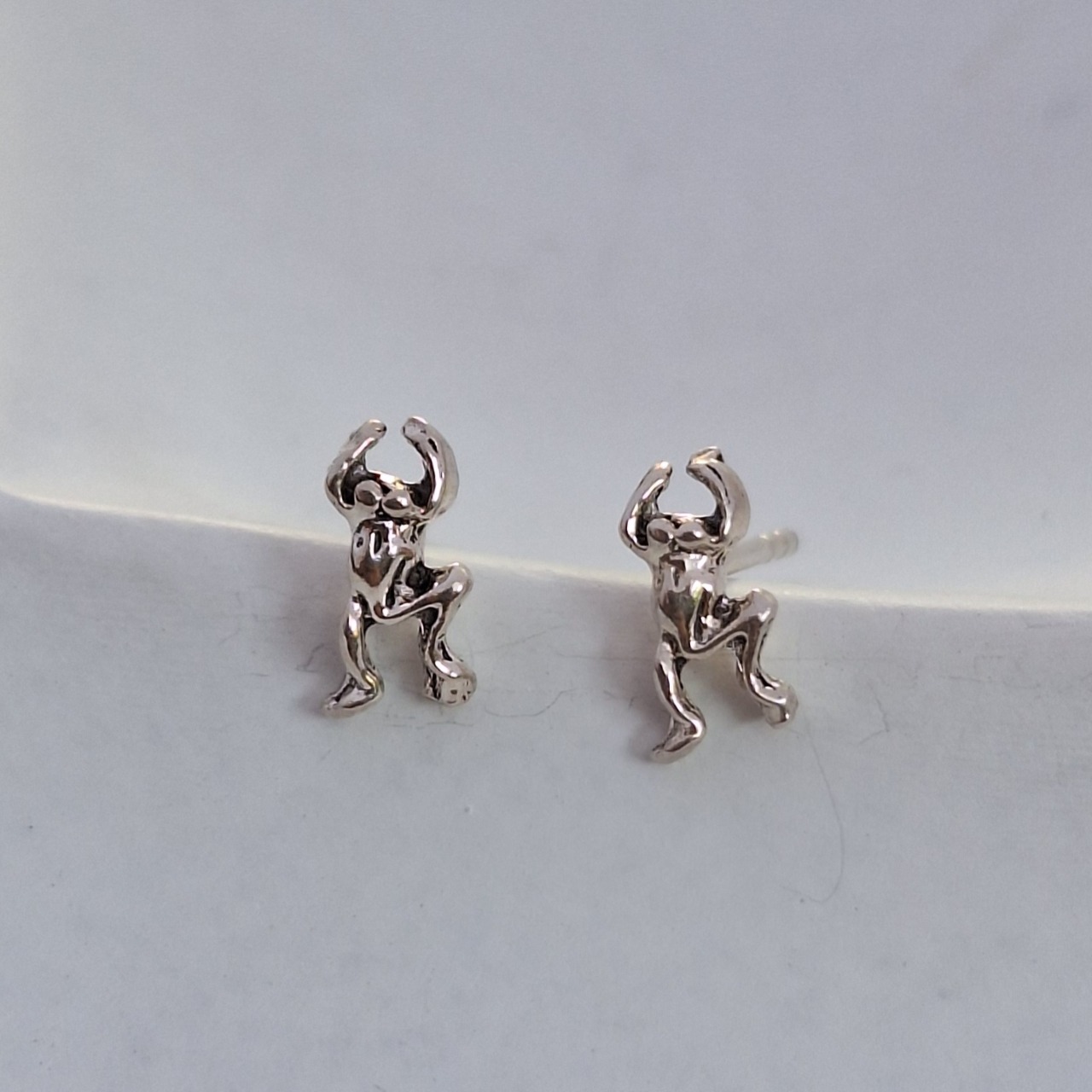 Frog studs
