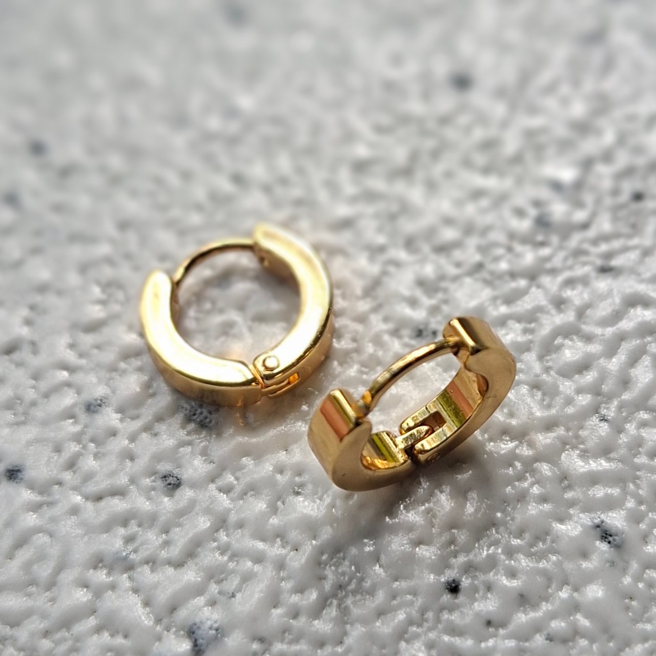 Gold Flat Huggies Thin SS
