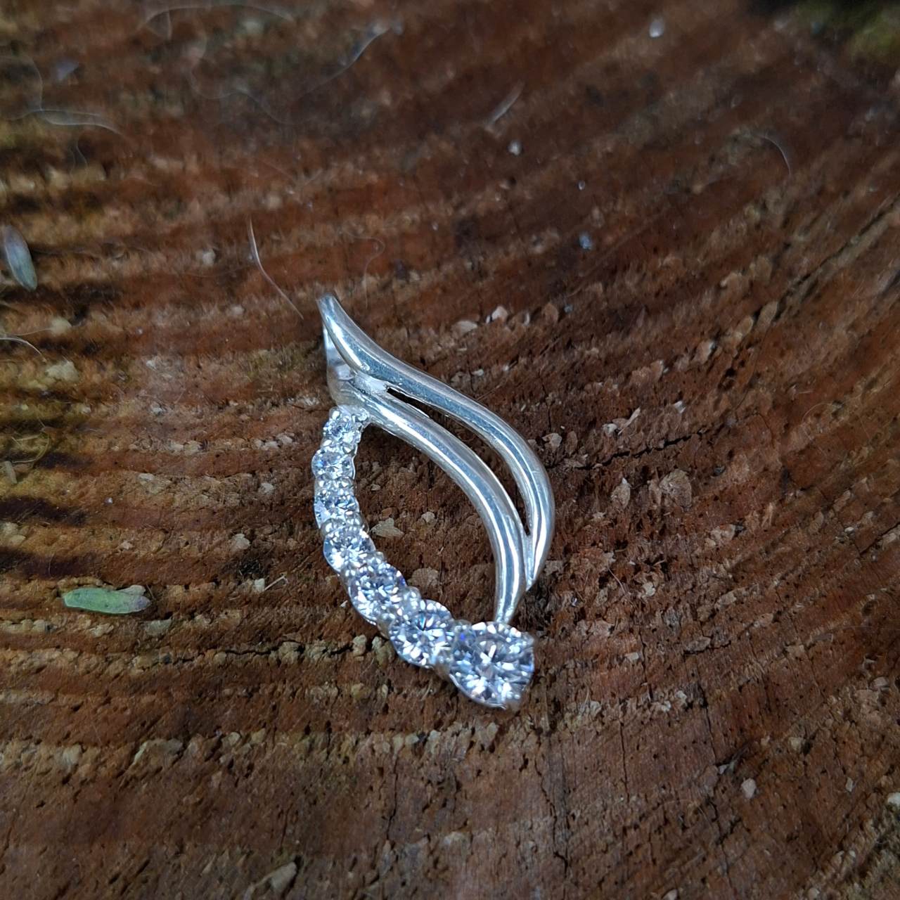 leaf shape pendant with cz